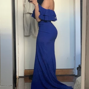 Balklänning - Kornblå balklänning. Använd en gång och varit inne på kemtvätt efter. Verkligen en helt otrolig färg med perfekt passform! Köptes på dressroom för ca 3 år sedan. Med fint släp och slits vid vänstra benet. 👍🏽nypris: 4000