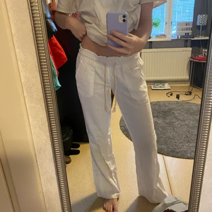 Roxy linnebyxor  - Super trendiga linnebyxor från Roxy i storlek S. Finns ett fåtal kvar på hemsidan. Säljer pga att de inte passar min kroppsform!! Önskar att de gjorde det🤩🤩 är 170 cm lång.