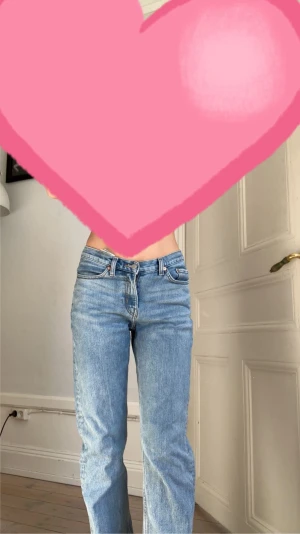 Jeans - Säljer mina midwaist jeans från weekday i modellen twig köptes i höstas sparsamt andvända 