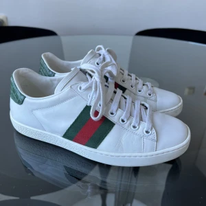 Gucci Sneakes  - Gucci Ace Leather Trainer  Fint skick!! Lådan samt dustbags till skorna följer såklart med också!!  Storlek 34 i de Italienska storlekarna men passar som våran 36