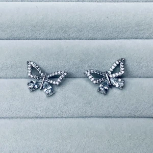 Fjäril örhängen - Ett par fina fjärilörhängen! Använda endast några fåtal gånger men noggrant rengjorda👍🏻 Själva nålarna är gjorda av äkta silver. Köper du fler av örhängena jag lagt ut kan du få rabatt 💗😁