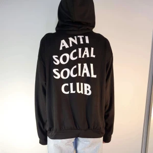 svart anti social social club fejk hoodie - hoodie i tunnare tyg och storlek M/L. möter ej upp, postar enbart 🌸