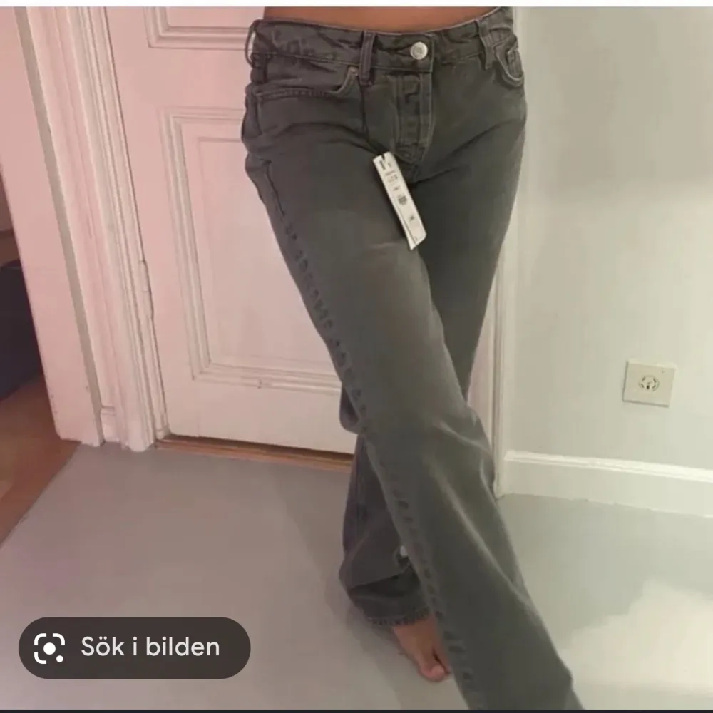 Så snygga gråa straight zara jeans. De är i storlek 34 och passar mig som är 165 perfekt i längden💕 Köp direkt för 250 eller skriv för egna prisförslag☺️. Jeans & Byxor.
