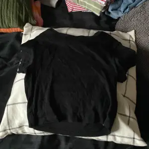 En svart ribbad t shirt 