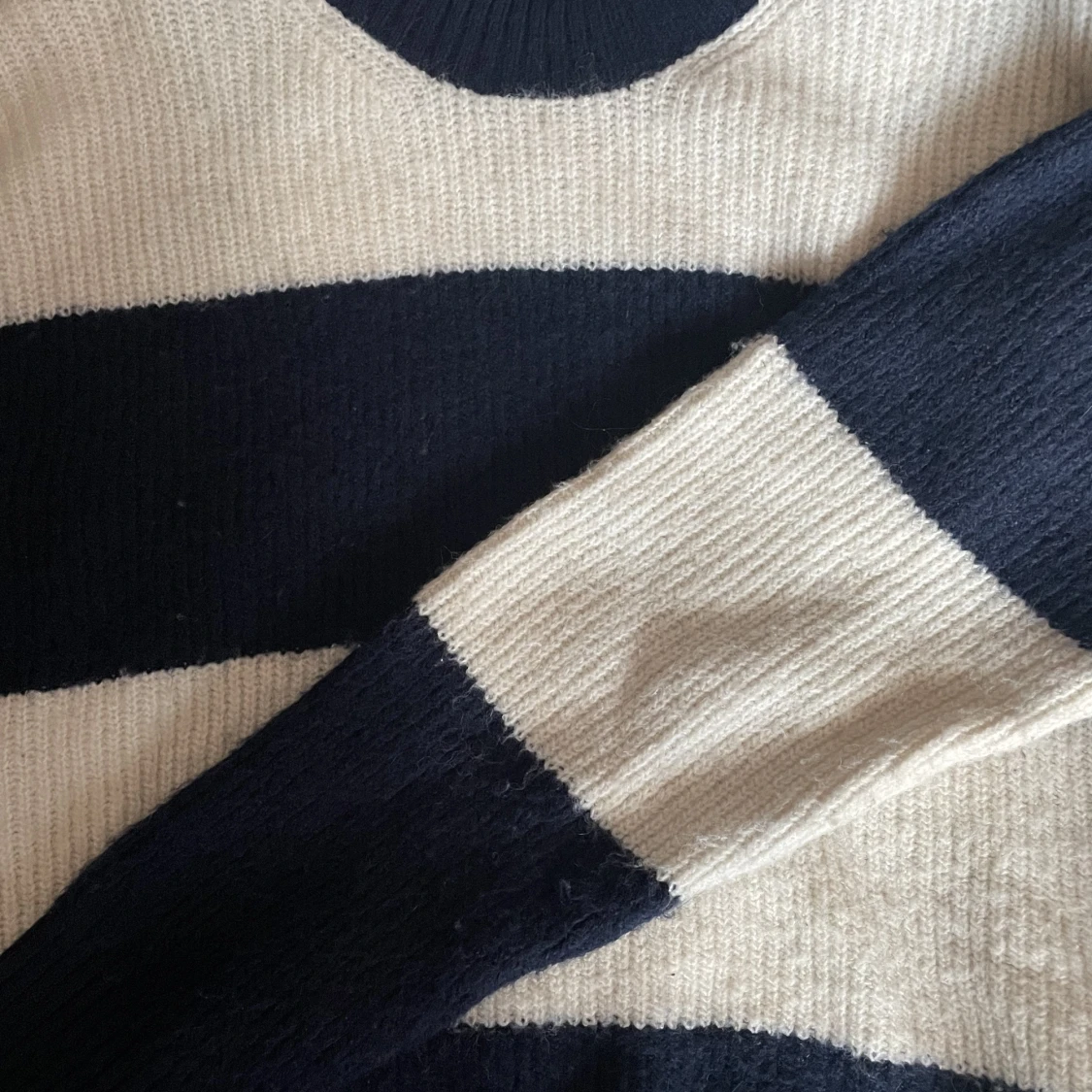 Mörkblå/vit randig stickad  - 91