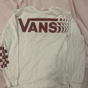 Vans tröja! - Lång armad tröja från vans med tryck på fram och baksida samt på armarna. Oversized fit
