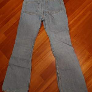 Jeans med medelhög midja utan stretch av ekologisk bomull. Endast provade,nyskick. Nypris 500kr