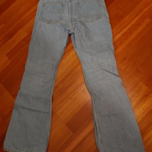 Sway Mid Bootcut Jeans - Jeans med medelhög midja utan stretch av ekologisk bomull. Endast provade,nyskick. Nypris 500kr