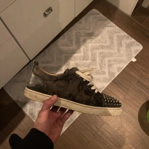 Christian loboutin - Skor, stl. 43, Herr Säljer eller byter mina loubs  Strlk 43 Skick 8/10 förutom 2st flaws Finns i centrala Alingsås  Finns inget og köptes av kaspersheat  Billigare vid snabb affär  Mvh Daniel G