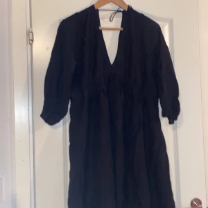 Svart klänning  - Svart pösig klänning 