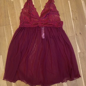 Spets linne - Halter neck köpt i Berlin