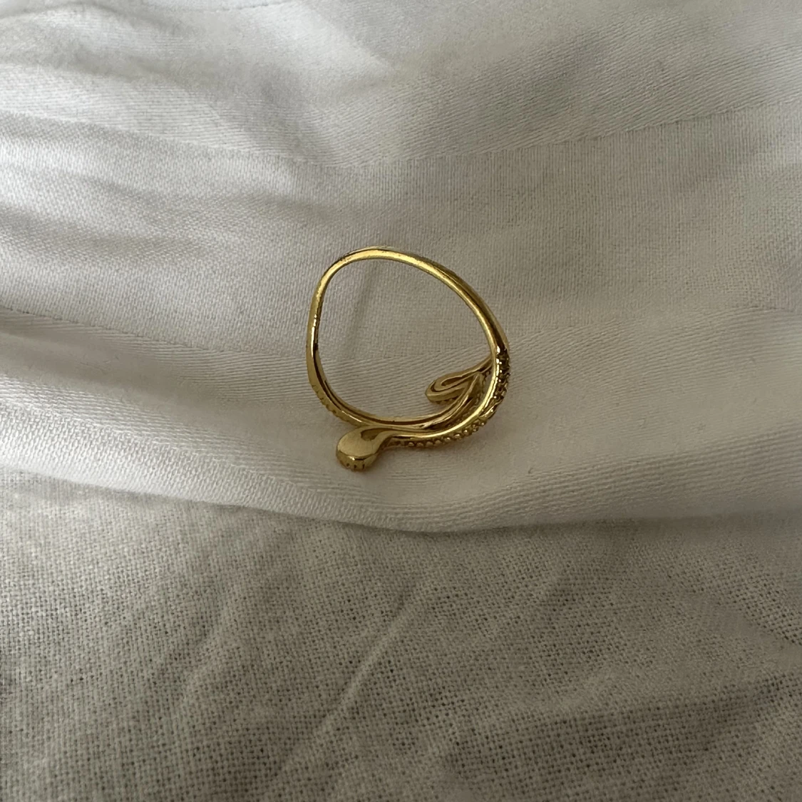 Guldpläterad ring från Glitter - 90