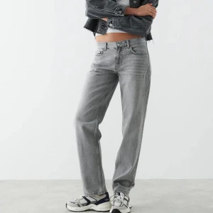 Low jeans  - Säljer dom här lågmidjade jeansen från Gina Tricot för att dom inte kommer inte användning längre, bra skick! Pris kan absolut diskuteras💗