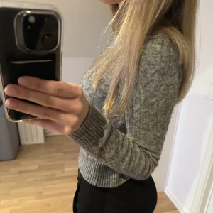 BikBok stickad tröja - Jättesöt stickad tröja från BikBok!🫶 Samma som annonsen innan men i grå🤩 Säljer då ja inte får användning för den:(  Frakten tillkommer! Storleken är S men skulle säga mer åt XS!