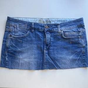  lågmidjad jeanskjol, midja 40, längd fram 24 cm, Längd bak 27