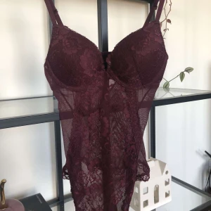Vinröd spetsbody - Oanvänd vinröd/lila spetsbody från HM