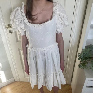 vit klänning  - Superfin klänning till student, skolavslutning. Säljer pga den inte kommer till användning, helt ny. Endast provad. Storlek 36. Inköpt på ASOS för 399kr. 