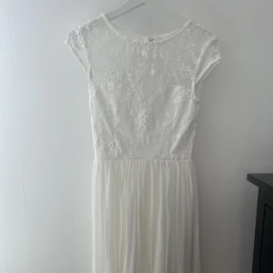 Student klänning  - Fin studentklänning storlek 36 med öppen rygg 