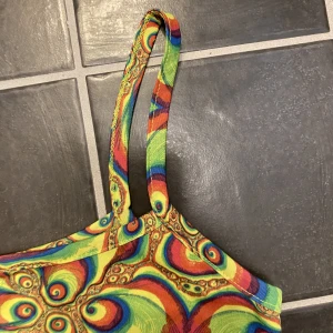 Trippy linne - Jättesnyggt trippy linne i härligt tunt material. Många fina färger och fin passform fråga för fler bilder!