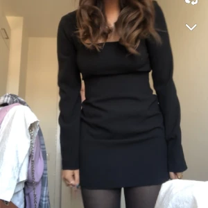 Klänning - Jätte fin svart klänning med öppen rygg från NA-KD. Har använt denna 2 gånger så den är i perfekt skick💕