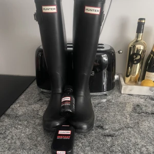 Hunter stövlar - Säljer mina fina äkta hunterstövlat i storlek 37. Även kit för rengöring/putsning ingår vid köp. 