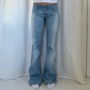 Lågmidjade jeans - Svincoola jeans. Storlek 40 men liten i storleken så passar mig som är en 36/S. Obs har några fläckar men tror det går bort i tvätten. Skriv privat för bild. 