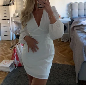 Vit student klänning - Helt ny klänning med prislapp kvar! Säljer då jag hittat en annan klänning till studenten💕 lånade bilder