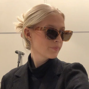 Solglasögon  - Slutsålda snygga solglasögon från gina!😍🌸  