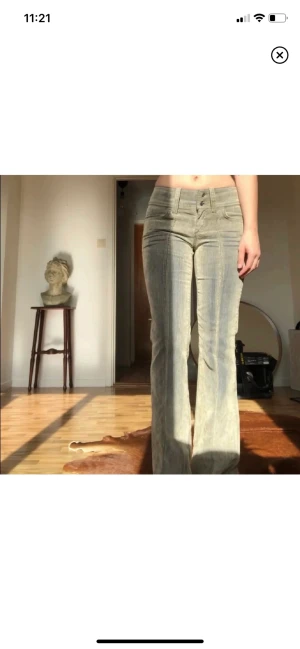 Lågmidjade byxor - Säljer mina Lågmidjade byxor för att dom var för små för mig💕midjemått 37 innerbenmått 38 