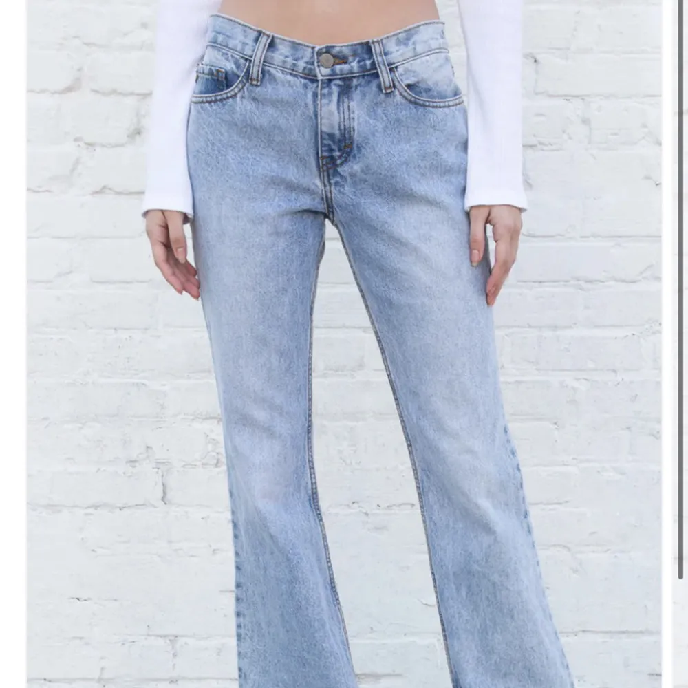 Brandy Melville jeans ifrån brandy Melville helt i nyskick med lappen kvar säljes. Säljer pga att de inte passade mig. Köpte för 440kr, priset kan duiskuteras. Jeans & Byxor.