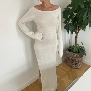 Nakd klänning - Säljer denna populära klänningen från Nakd❤️jag på bilden är runt 1,70 lång!! 