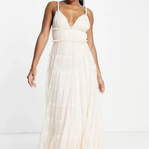 Lace & Beads klänning - Helt ny klänning från Asos som jag missade att returnera. Hör av er för fler bilder! ⭐️ 