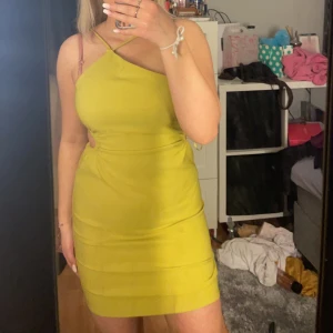 Grön klänning  - Säljer denna fina klänning från Gina som prislappen sitter kvar på, den har aldrig kommit till användning men är otroligt snygg,  