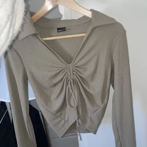 Blus  - Jättefin topp/blus ifrån Gina. Kommer tyvärr inte till användning. Använd fåtal gånger och är i storlek S