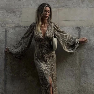 Adoore klänning - Positano zebra dress - Säljer denna otroligt vackra adoore klänning då den tyvärr inte kommer till användning. Endast testad med alla lappar kvar och extra knappar till. Strl: 40,Slutsåld på hemsidan På hemsidan rekommenderar dem till att gå upp en storlek då den är mindre.