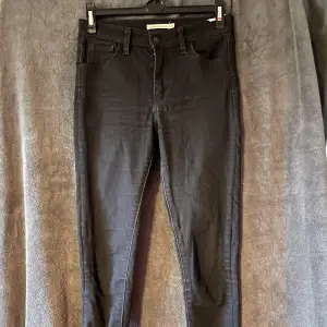 Svarta Levi’s jeans. Skinny modell i storlek S 
