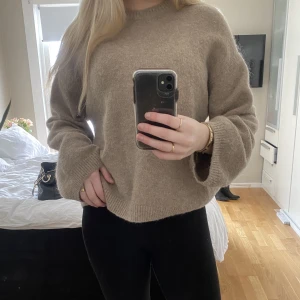 Arket stickadtröja - Stickad tröja ifrån arket i alpacka. Säljer den då den knappt används och därför är den i väldigt bra skick, nypris ca 900kr💞köparen står för frakten (69kr) spårbar 