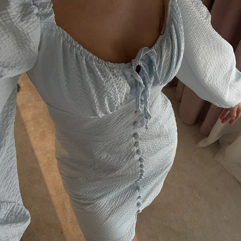Superfin ljusblå klänning från Gina tricot köpt förra sommaren men aldrig använd!🫶🏽. Klänningar.