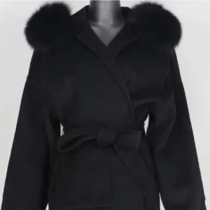 Pälskappa  - Svart pälskappa i strl M passar en S i gott skick endast använd ett fåtal tillfällen . Äkta päls, säljer för 2000 köpt för 2500kr priser går givetvis att diskutera 