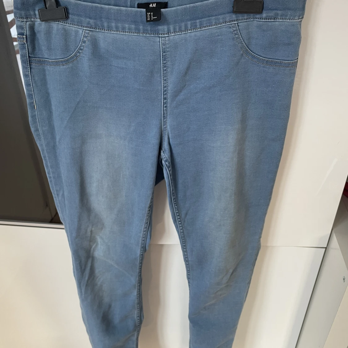 Jeans ljusblå tighta utan knapp, storlek 44 från hm