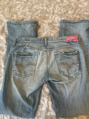 Replay jeans  - Assnygga lågmidjade bootcut jeans från märket Replay, som tyvär ej kommer till användning💘Replay jeans ljus blå strlk 29 length 32 Midjemåttet rakt över 41cm Midjemåttet runt 95cm Innerbenslängden 83cm  
