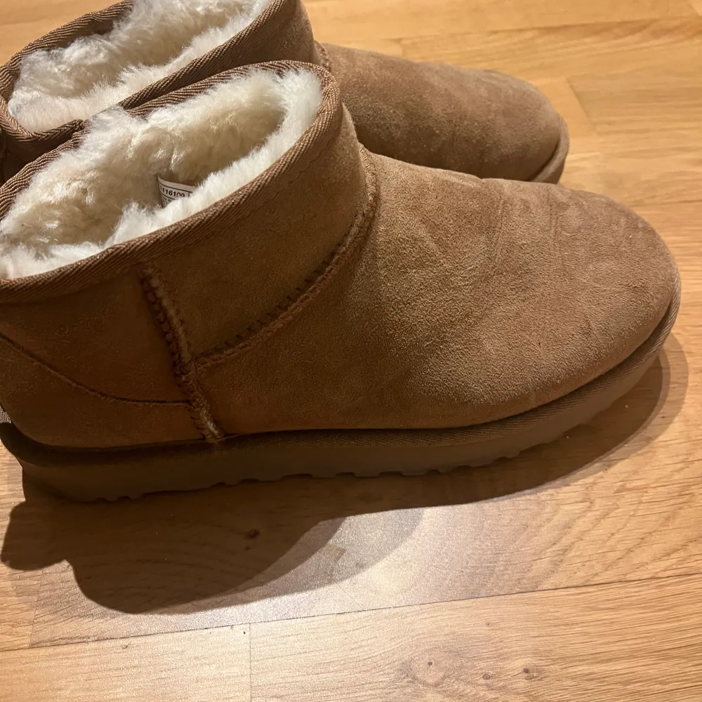 Låga uggs (lägsta modellen)  Knappt använda som syns på undersidan. Skor.