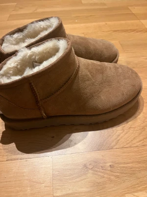 Uggs mini - Låga uggs (lägsta modellen)  Knappt använda som syns på undersidan