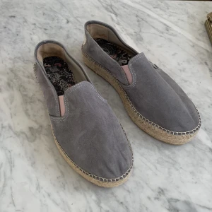 Odd Molly skor - Helt nya grå Odd Molly espadrillo skor i mocha. Strl 38, ordpris ca 1000 säljer för 400