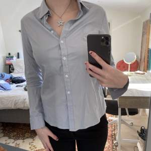 Finaste blåa skjortan som passar till allt!🤩 inga defekter och knappt använt