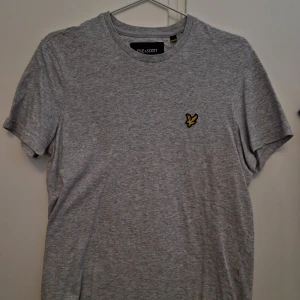 Lyle and scott t-shirt grå - I princip oanvänd lyle and scott t-shirt i skönt bomullstyg. Så gott som nyskick då jag hade faktskit glömt bort att jag ägde den här, så den har inte fått särskilt mycket användning. Buda på!