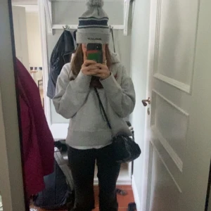 grå hoodie  - säljer denna gråa hoodien! använd en gång och säljer pga har en likadan!❤️‍🔥 strl xs men skulle säga att den passar s och m då den har ganska långa armar!
