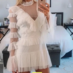 Vit klänning i tyll - Tänkte ha klänningen på studenten men har nu hittat en annan💓nypriset är 2000kr men jag säljer för 900kr!