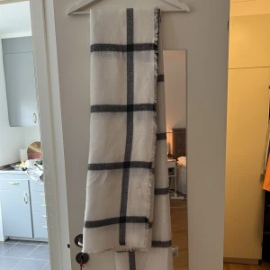 Halsduk - Rutig halsduk i mycket mjukt material. Sälja då den inte används. Nyskick. Pris kan diskuteras vid snabb affär💗