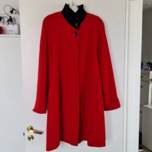Röd Vintage Kappa - Unik röd vintage kappa med markerad krage och vackra knappar. Två rymliga fickor framtill. Ull och kashmir. Storlek 40. Finns i Täby C. Kan fraktas.💌 Betalning sker endast genom swish. ❤️